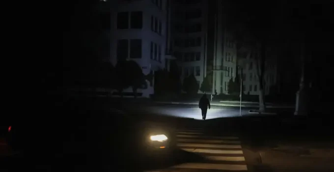 Ukrayna’da nükleer tehlike alarmı: Rusya enerji hatlarını vurdu, 7 ölü