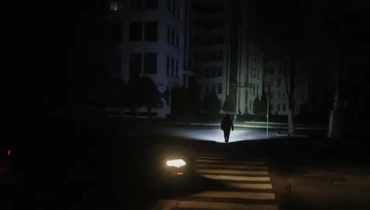 Ukrayna’da nükleer tehlike alarmı: Rusya enerji hatlarını vurdu, 7 ölü